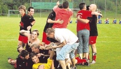 Komm, lass dich umarmen: Die Spieler des TSV Untersteinbach feiern ihren Pokalcoup gegen den Titelverteidiger TSV Hessental.Foto: Marc Schmerbeck Komm, lass dich umarmen: Die Spieler des TSV Untersteinbach feiern ihren Pokalcoup gegen den Titelverteidiger TSV Hessental.Foto: Marc Schmerbeck