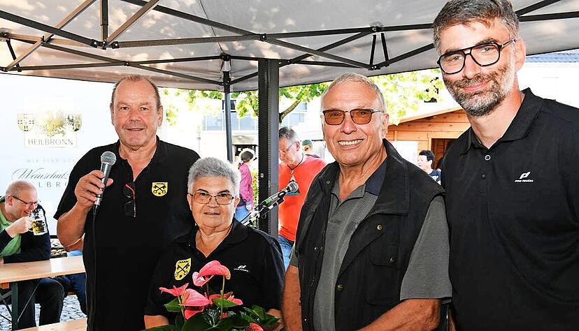 Der Ortskartellvorsitzende  Herbert Burkhardt (links) und sein Stellvertreter Michael Kuhn (rechts) ehren die Helfer Barbara und Paul Hemmer.