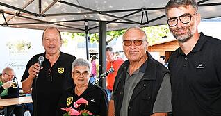 Der Ortskartellvorsitzende  Herbert Burkhardt (links) und sein Stellvertreter Michael Kuhn (rechts) ehren die Helfer Barbara und Paul Hemmer.