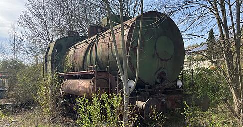 Erinnerung an Eisenbahngeschichte im Zaberg&auml;u: Eine ausrangierte Lok bei G&uuml;glingen-Frauenzimmern.