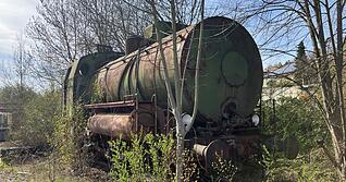 Erinnerung an Eisenbahngeschichte im Zaberg&auml;u: Eine ausrangierte Lok bei G&uuml;glingen-Frauenzimmern.