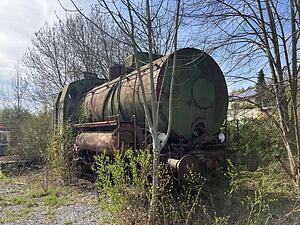 Erinnerung an Eisenbahngeschichte im Zaberg&auml;u: Eine ausrangierte Lok bei G&uuml;glingen-Frauenzimmern.