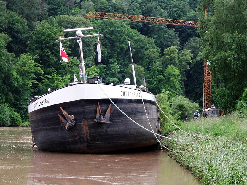 In Neckarsteinach (Kreis Bergstra&szlig;e) sitzt seit Montagnachmittag ein Frachtschiff fest. Foto: Polizei Heidelberg