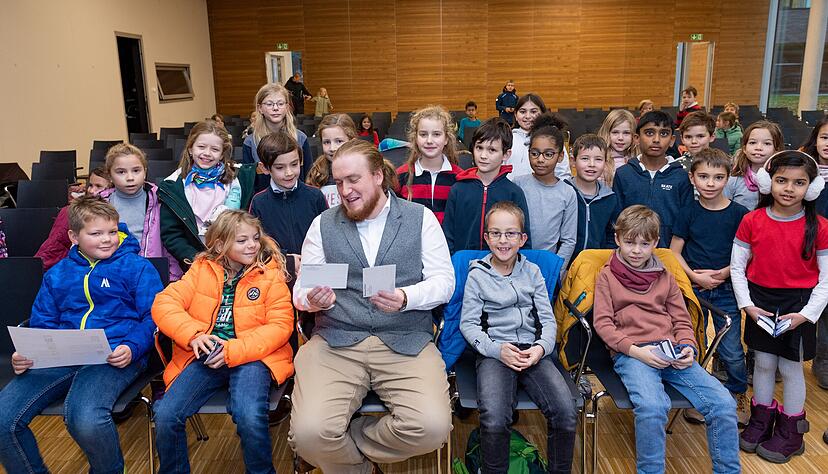 Anhand von Bildern und mittelalterlichen Zeichnungen berichtet Dozent Max Grund von der Entwicklung der Bienenhaltung im Laufe der Geschichte. Den Kindern hat er echtes Bienenwachs zum Anfassen mitgebracht.