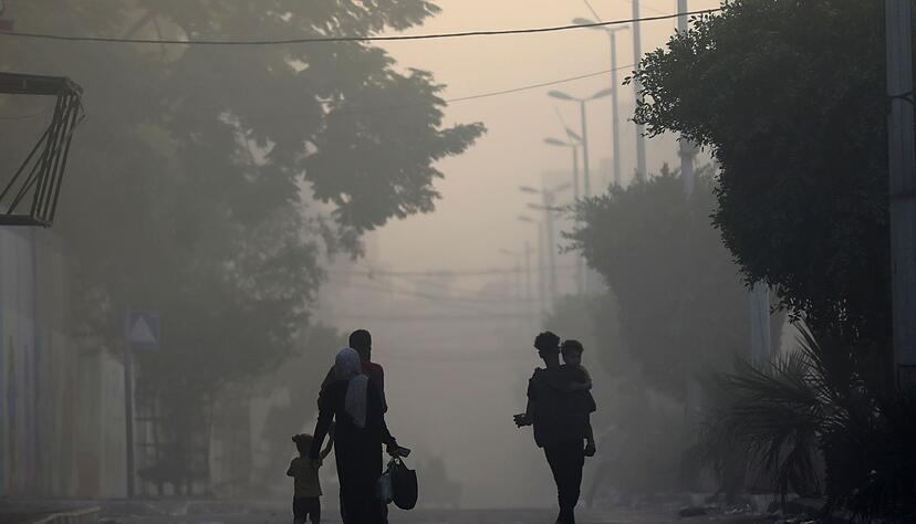 Pal&auml;stinenser fliehen nach einem israelischen Luftangriff.
