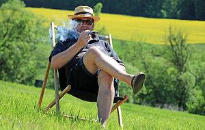 Relaxtes Rauchen in den Jagst-Auen: Friedrich Küßner von SmoKün Friends lässt es sich gutgehen.