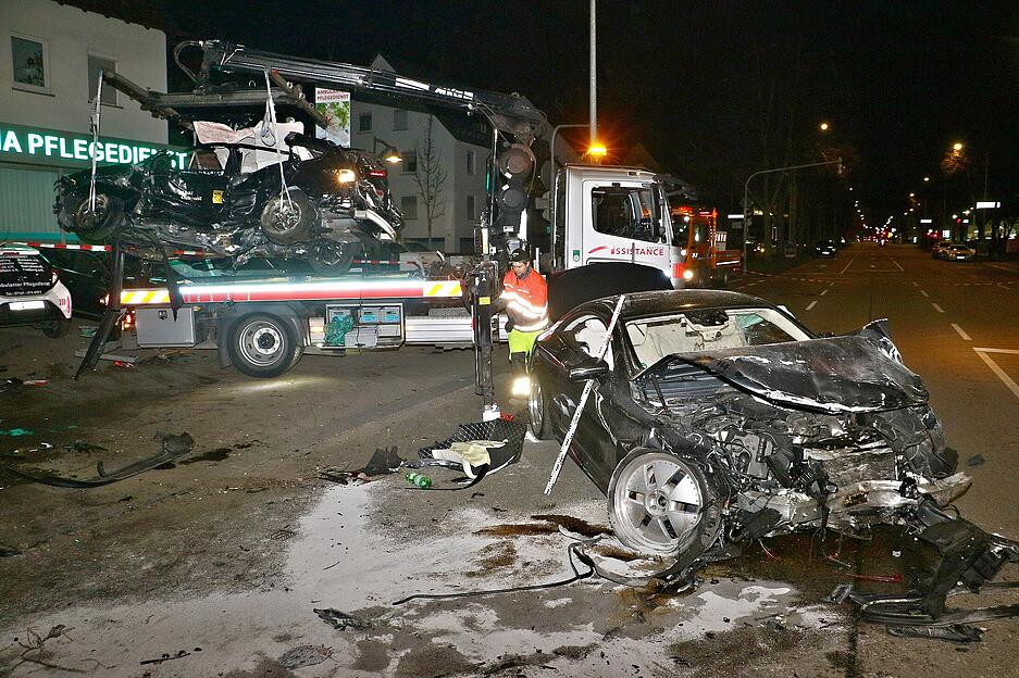 Es kam zum Zusammenstoß mit einem weiteren Fahrzeug, das aus einer Tankstelle auf die Schwieberdinger Straße einbog und in dem sich die zwei jungen Frauen befanden.
