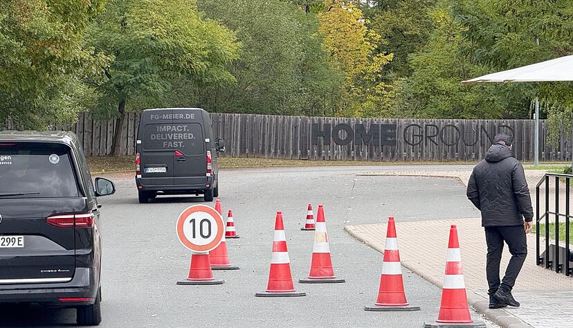 Treffpunkt Franken: Der erkrankte Nick Woltemade saß in keinem der Kleinbusse, die in Herzogenaurach vorfuhren.