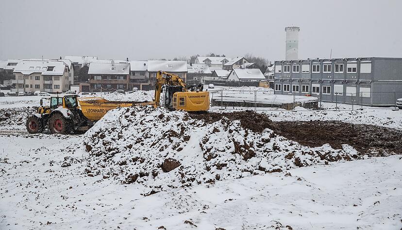 Im Baugebiet "Obere Fundel" wird bereits seit Monaten gearbeitet. Kritiker sind der Meinung, dass das widerrechtlich geschehe.
Foto: Andreas Veigel Im Baugebiet "Obere Fundel" wird bereits seit Monaten gearbeitet. Kritiker sind der Meinung, dass das widerrechtlich geschehe.
Foto: Andreas Veigel