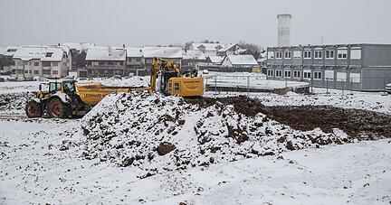 Im Baugebiet "Obere Fundel" wird bereits seit Monaten gearbeitet. Kritiker sind der Meinung, dass das widerrechtlich geschehe.
Foto: Andreas Veigel Im Baugebiet "Obere Fundel" wird bereits seit Monaten gearbeitet. Kritiker sind der Meinung, dass das widerrechtlich geschehe.
Foto: Andreas Veigel