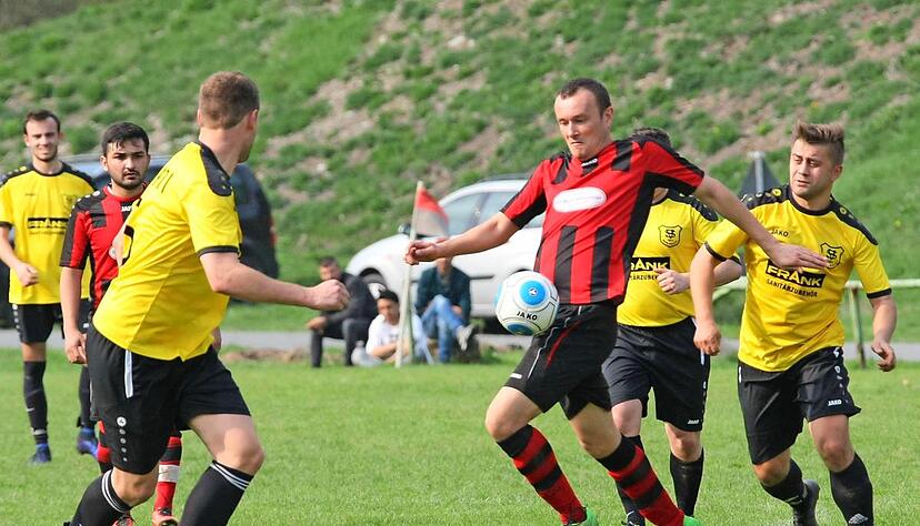 Witali Baron (am Ball) hatte mit Phoenix Nagelsberg nur wenig Mühe beim 3:0-Derbysieg gegen den SV Morsbach.Foto: Kurt Gesper