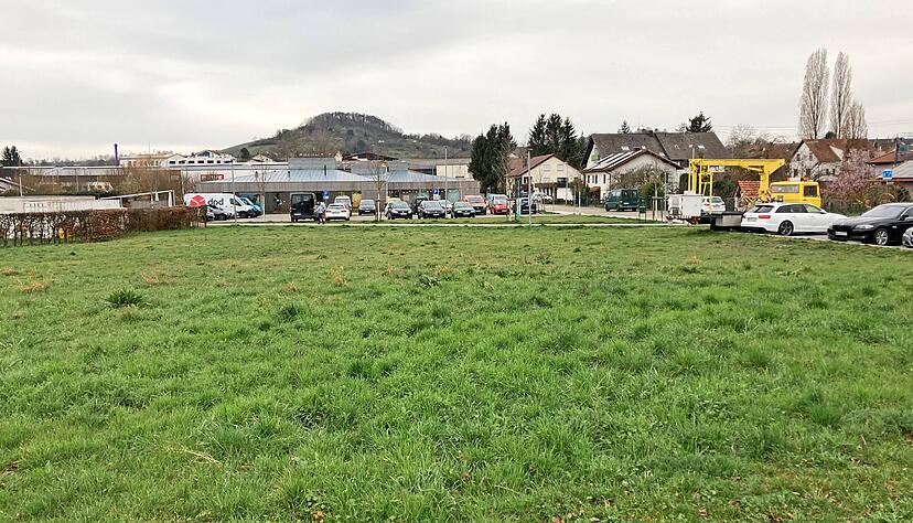 Auf dieser Freifläche in der Gartenstraße (im Hintergrund das Kinderhaus Birkenweg) könnte ein Kita-Neubau mit rund 70 Plätzen entstehen.
Foto: Andreas Zwingmann