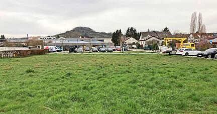 Auf dieser Freifläche in der Gartenstraße (im Hintergrund das Kinderhaus Birkenweg) könnte ein Kita-Neubau mit rund 70 Plätzen entstehen.
Foto: Andreas Zwingmann