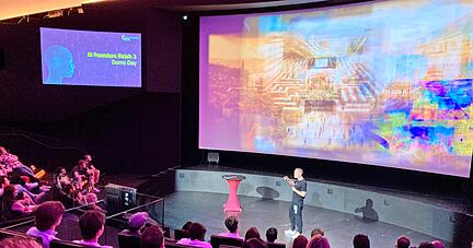Die Zukunft ist ein Labyrinth? Der KI-Künstler Jeroen van der Most beim Demo-Day des Accelerator-Programms AI Founders. Zehn Teams zeigten sich hier potenziellen Investoren, darunter auch Dieter Schwarz und Hermann Flachsmann.
Foto: Gleichauf