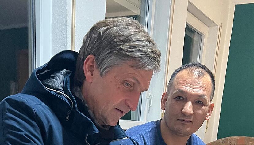 Für Aref ist eine deutsche Steuererklärung ein Buch mit sieben Siegeln. Eppinger Flüchtlingshelfer füllen sie für ihn aus.