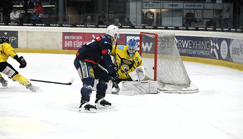Das perfekte Comeback: Kapit&auml;n Freddy Cabana erzielt in der 9. Minute das 1:0 f&uuml;r die Heilbronner Falken.