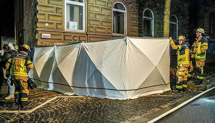 Kr&auml;fte der Feuerwehr sind in der Hohenheimer Stra&szlig;e in Stuttgart nach einem Wohnungsbrand im Einsatz.