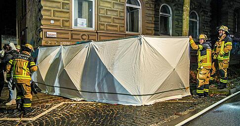 Kräfte der Feuerwehr sind in der Hohenheimer Straße in Stuttgart nach einem Wohnungsbrand im Einsatz. Kräfte der Feuerwehr sind in der Hohenheimer Straße in Stuttgart nach einem Wohnungsbrand im Einsatz.