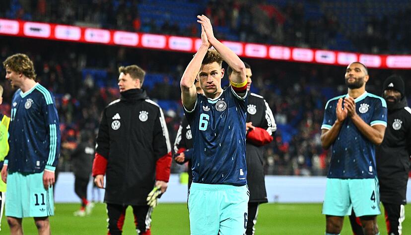 Kapit&auml;n Joshua Kimmich bedankt sich bei den Fans.