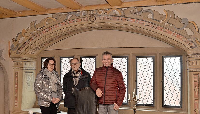 Bespielen Heimatkunde auf vielen Kanälen (von links): die Vorstandsmitglieder Elisabeth und Wilfried Straßer sowie der Vorsitzende Michael Fähndrich.
Foto: Stefanie Pfäffle Bespielen Heimatkunde auf vielen Kanälen (von links): die Vorstandsmitglieder Elisabeth und Wilfried Straßer sowie der Vorsitzende Michael Fähndrich.
Foto: Stefanie Pfäffle