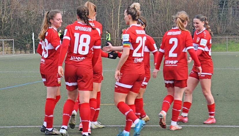 Es läuft richtig gut für die Frauen des VfB Stuttgart. So auch hier: gemeinsamer Jubel nach dem 1:0-Treffer beim 4:0-Testspielerfolg gegen den TSV Neuenstein. In der Regionalliga sollen weitere Siege folgen. Es läuft richtig gut für die Frauen des VfB Stuttgart. So auch hier: gemeinsamer Jubel nach dem 1:0-Treffer beim 4:0-Testspielerfolg gegen den TSV Neuenstein. In der Regionalliga sollen weitere Siege folgen.