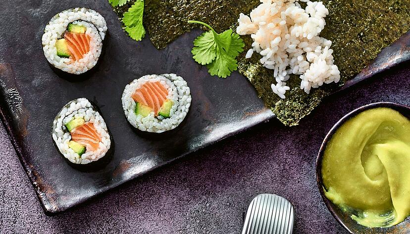 Ob gekauft oder selbstgerollt: Wer Sushi in Tempurateig taucht und im Airfryer ausgebacken lässt, hat im Handumdrehen leckere Knusper-Häppchen. Ob gekauft oder selbstgerollt: Wer Sushi in Tempurateig taucht und im Airfryer ausgebacken lässt, hat im Handumdrehen leckere Knusper-Häppchen.