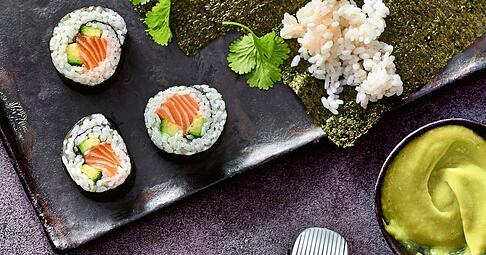 Ob gekauft oder selbstgerollt: Wer Sushi in Tempurateig taucht und im Airfryer ausgebacken lässt, hat im Handumdrehen leckere Knusper-Häppchen.