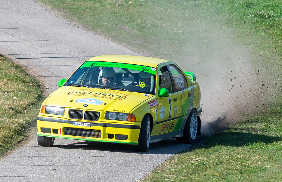 Auf den schmalen Wegen fahren die Sportwagen schonmal neben raus auf den Grünstreifen. Auf den schmalen Wegen fahren die Sportwagen schonmal neben raus auf den Grünstreifen.