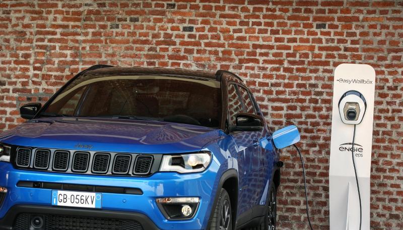 Tanken mal zwei: Plug-in-Hybride haben nicht nur einen Tank f&uuml;r Sprit an Bord, sondern k&ouml;nnen dar&uuml;ber hinaus ihren Akku an der Lades&auml;ule aufladen.