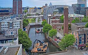 Das bogenförmige Gebäude im Hintergrund ist die Markthalle von MVRDV. 
Fotos: RiF010 Das bogenförmige Gebäude im Hintergrund ist die Markthalle von MVRDV. 
Fotos: RiF010