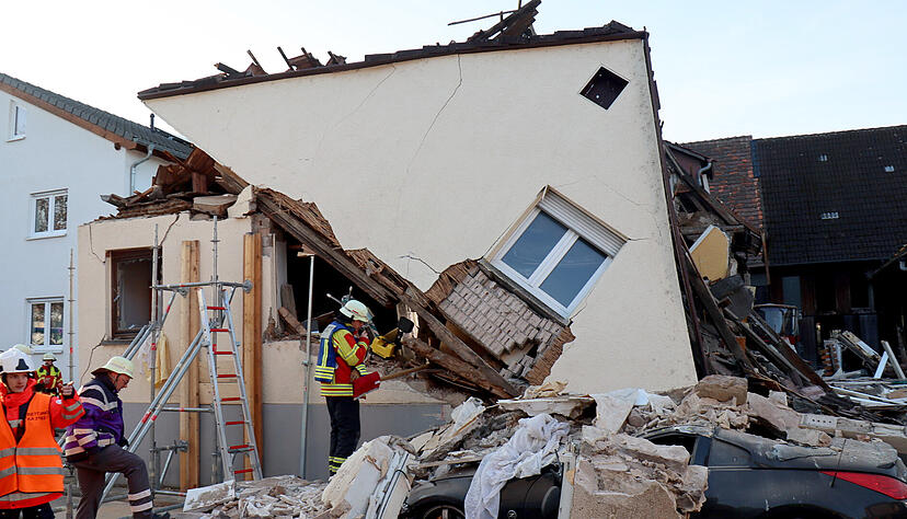 Nach dem Einsturz eines Einfamilienhauses in Stutensee (Landkreis Karlsruhe) arbeiten sich die Rettungskräfte Stück für Stück an einen verschütteten Mann voran.