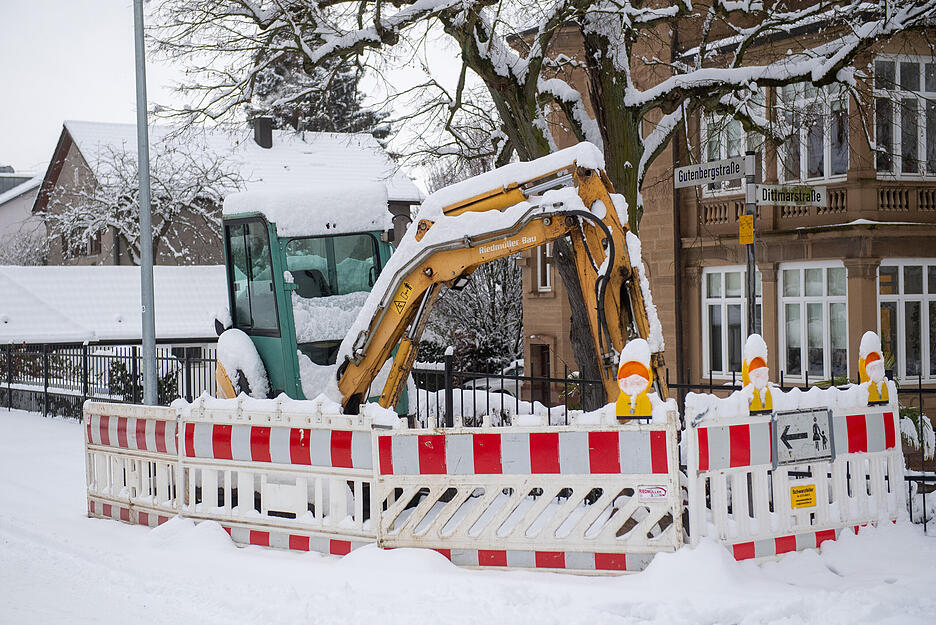 An den Baustellen in Heilbronn wird bei den Schneemengen nicht weitergearbeitet. An den Baustellen in Heilbronn wird bei den Schneemengen nicht weitergearbeitet.