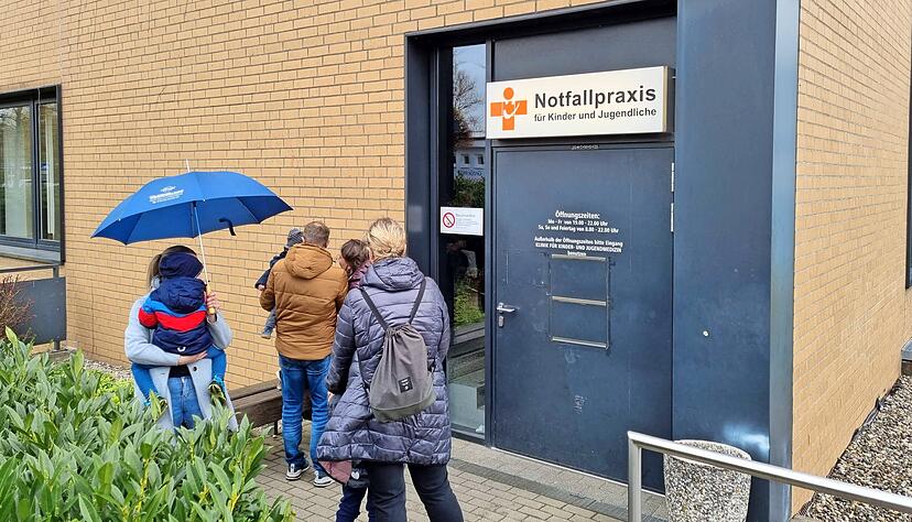 Warten im Regen: Dieses Bild ist nicht unüblich an Wochenenden vor der Notfallpraxis für Kinder beim SLK-Klinikum am Gesundbrunnen in Heilbronn.