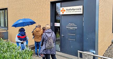 Warten im Regen: Dieses Bild ist nicht unüblich an Wochenenden vor der Notfallpraxis für Kinder beim SLK-Klinikum am Gesundbrunnen in Heilbronn.