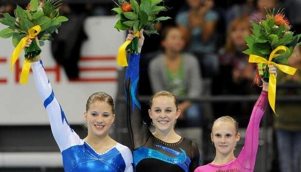 Die Zweite Elisabeth Seitz (l-r) aus Deutschland, Gewinnerin Lauren Mitchell aus Australien und die drittplazierte Anna Dementyeva aus Russland am (13.11.2010) bei der Siegerehrung der Turnerinnen am Boden beim Turn-Weltcup DTB-Pokal in der Porsche-Arena in Stuttgart. Foto: Marijan Murat dpa/lsw +++(c) dpa - Bildfunk+++