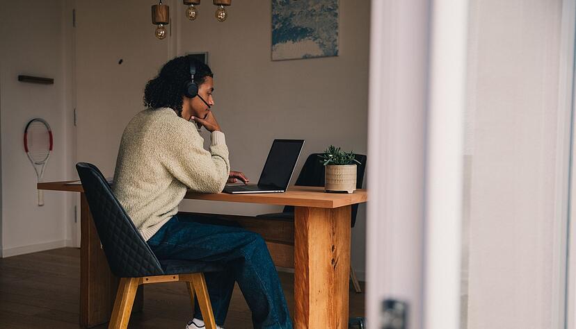 Online-Meeting? Generell kann der Arbeitgeber das Einschalten der Kamera verlangen - mit einigen Ausnahmen. Online-Meeting? Generell kann der Arbeitgeber das Einschalten der Kamera verlangen - mit einigen Ausnahmen.