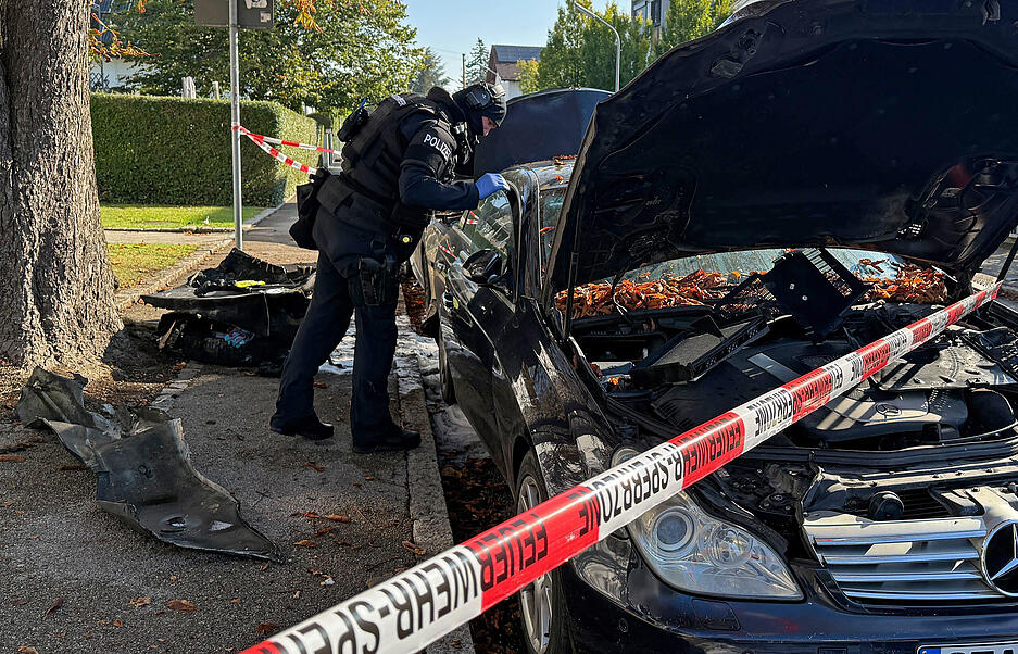 Das Feuer aus dem Haus, in dem Sprengfallen gefunden wurden, soll auf Autos in der Straße übergegriffen haben.