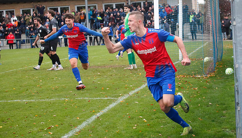 FSV-Kapitän Sebastian Schiek (rechts) und Rico Hofmann jubeln über den Treffer zum 2:2-Ausgleich, der erst in der 90. Minute fiel.
Foto: Herbert Schmerbeck FSV-Kapitän Sebastian Schiek (rechts) und Rico Hofmann jubeln über den Treffer zum 2:2-Ausgleich, der erst in der 90. Minute fiel.
Foto: Herbert Schmerbeck