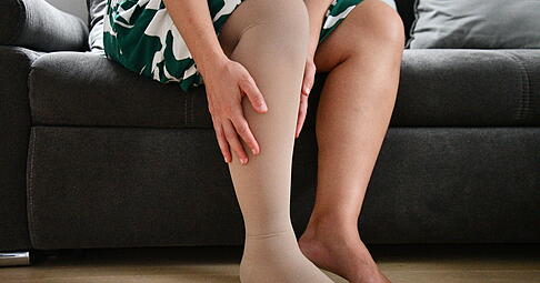 Das Tragen von Kompressionsstr&uuml;mpfen kann das Thromboserisiko senken.