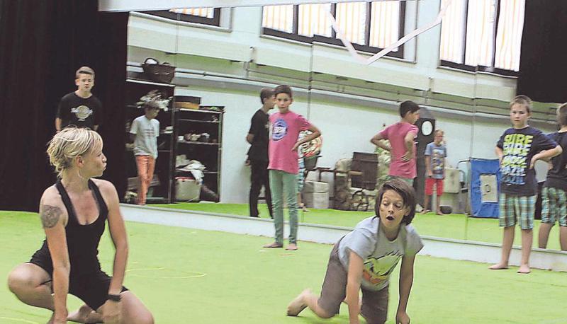 Zwei bis drei Mal im Monat ist Len Krause (Mitte) der kleine Tarzan auf der großen Musical-Bühne. Mit Wencke Elfers zeigt er den Kindern, wie es geht.
Foto: Ihlefeld Zwei bis drei Mal im Monat ist Len Krause (Mitte) der kleine Tarzan auf der großen Musical-Bühne. Mit Wencke Elfers zeigt er den Kindern, wie es geht.
Foto: Ihlefeld