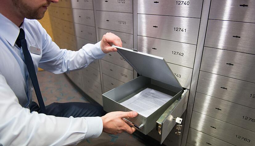 Was befindet sich eigentlich im Bankschlie&szlig;fach? Au&szlig;er dem Inhaber selbst k&ouml;nnen das nur Personen wissen, denen dieser die Informationen anvertraut hat.