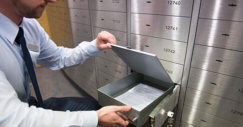 Was befindet sich eigentlich im Bankschlie&szlig;fach? Au&szlig;er dem Inhaber selbst k&ouml;nnen das nur Personen wissen, denen dieser die Informationen anvertraut hat.