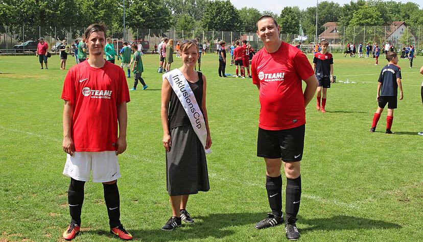 Marcel Streib, Inklusionsbeauftragte Irina Richter und Alen Dugalic (von links nach rechts) freuen sich &uuml;ber die gemischten Teams beim achten Inklusionscup in B&ouml;ckingen.