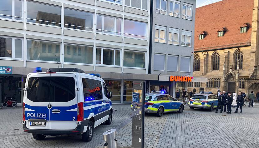 Die Polizei war am Mittwochnachmittag mit mehreren Einsatzkr&auml;ften auf dem Kiliansplatz.