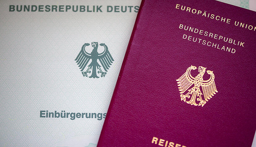 In vielen Regionen Deutschlands hat die Einführung des neuen Einwanderungsrechts zu einem großen Andrang bei den für Einbürgerungen zuständigen Behörden geführt. In vielen Regionen Deutschlands hat die Einführung des neuen Einwanderungsrechts zu einem großen Andrang bei den für Einbürgerungen zuständigen Behörden geführt.