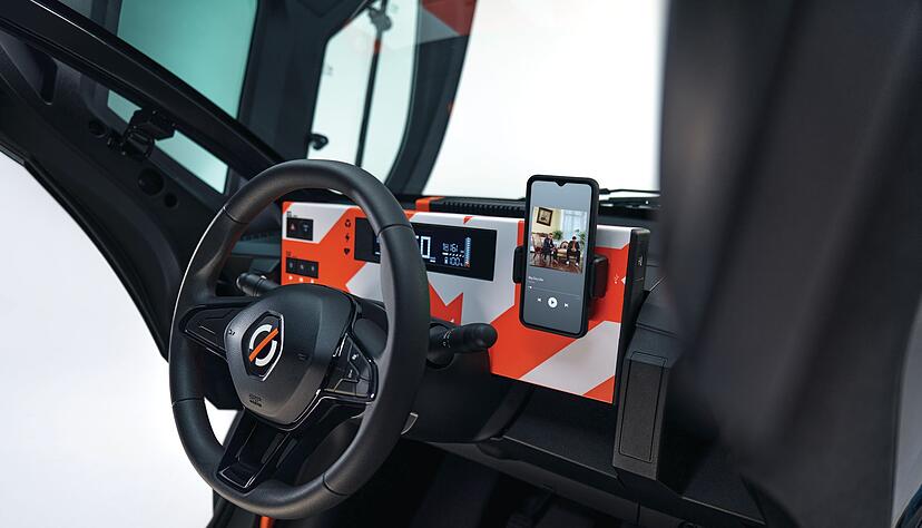 Bunte Bedieneinheit: Das Smartphone ist fixiert - mit den Ablagen für andere Dinge sieht es eher mau aus.