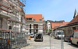 Im Zuge der Neugestaltung des Kelterareals mit neuer Wohnbebauung (links) wurde die Zwerchgasse verlegt.
Foto: Ludwig Im Zuge der Neugestaltung des Kelterareals mit neuer Wohnbebauung (links) wurde die Zwerchgasse verlegt.
Foto: Ludwig