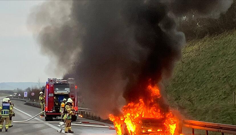 Die Feuerwehr Heilbronn musste am Samstagmorgen auf die A6 ausrücken. Die Feuerwehr Heilbronn musste am Samstagmorgen auf die A6 ausrücken.