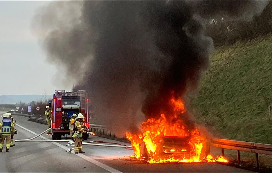 Die Feuerwehr Heilbronn musste am Samstagmorgen auf die A6 ausrücken. Die Feuerwehr Heilbronn musste am Samstagmorgen auf die A6 ausrücken.