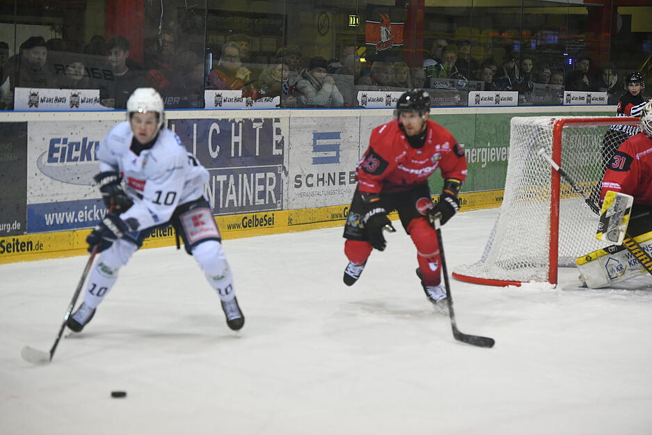 In der Achtelfinalserie zwischen den Heilbronner Falken und den Füchsen Duisburg steht es damit 2:0. Ein Sieg fehlt den Heilbronnern noch, um ins Viertelfinale einzuziehen.